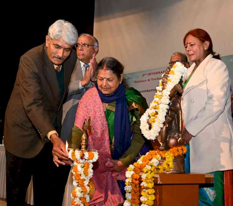 संपोषणीय विकास के लिए विज्ञान एवं प्रौद्योगिकी की महत्त्वपूर्ण भूमिका हैः कुलपति प्रो. राजबीर सिंह