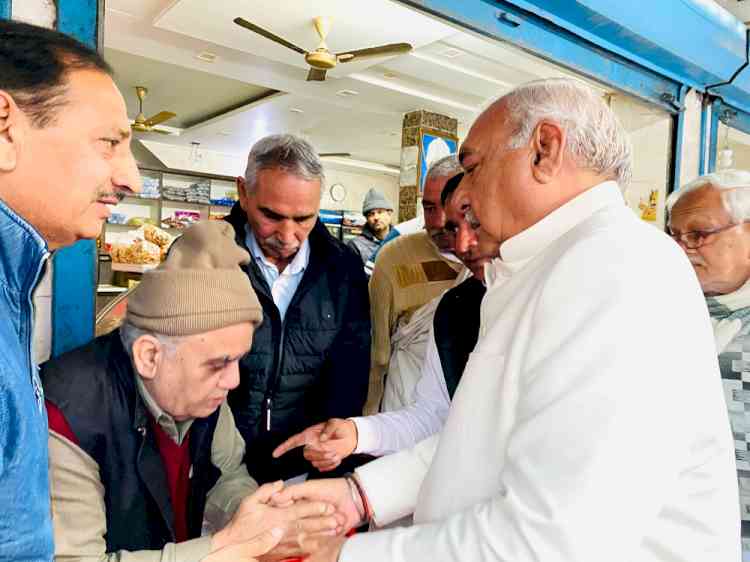 सांपला में सीताराम हलवाई व इलाके के दुकानदारों से मिलने पहुंचे पूर्व मुख्यमंत्री हुड्डा