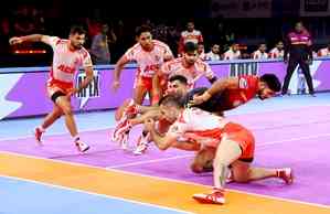 PKL 10: Gujarat Giants seal playoffs spot with massive win over Bengaluru Bulls