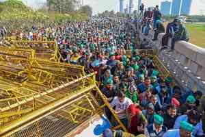 Amid massive security build-up, thousands of farmers head to Delhi