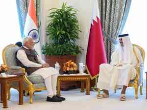 PM Modi discusses range of issues with Emir of Qatar in Doha