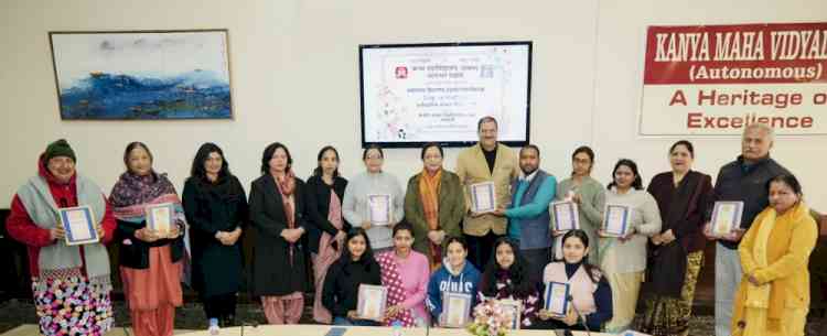 KMV’s Anupacharak Sanskrit  Sambhashan Kendra organises a certificate distribution ceremony