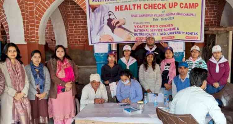 हिंदू कॉलेज के एनएसएस स्वयंसेवकों ने स्वास्थ्य जांच शिविर में भाग लिया