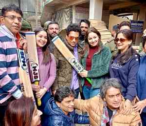 Sachin Tendulkar visits bat factory in J&K