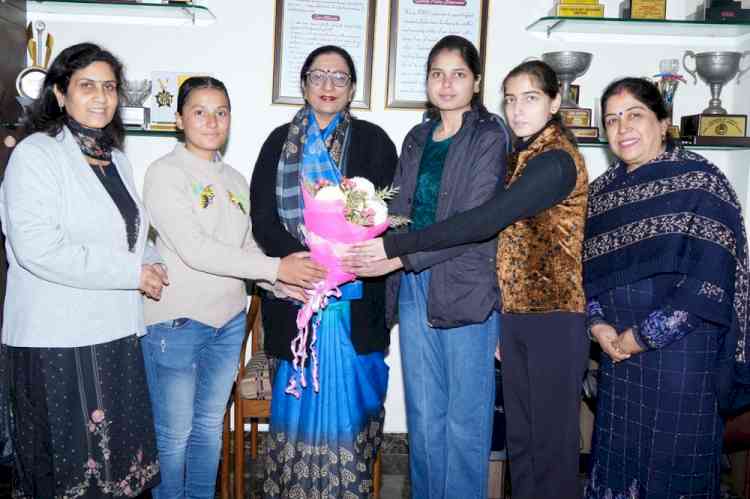 KMV’s Khushi Jain bags top position in B.Com. (Hons.) Sem V results