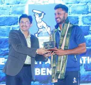 CAB felicitates Manoj Tiwari with golden bat as he bids cricket goodbye
