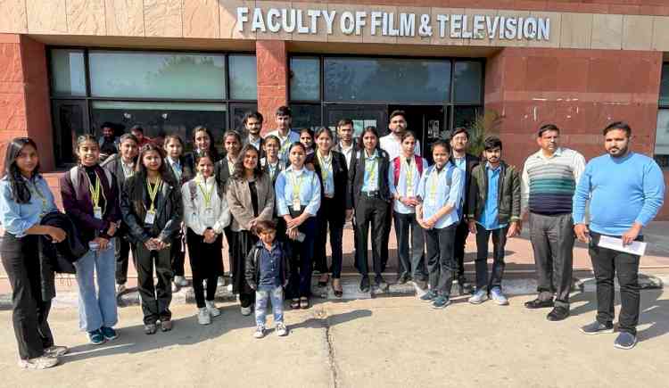 परफॉर्मिंग एंड विजुअल आर्ट्स विभाग का शैक्षणिक भ्रमण किया हिंदू कॉलेज के पत्रकारिता के विद्यार्थियों ने