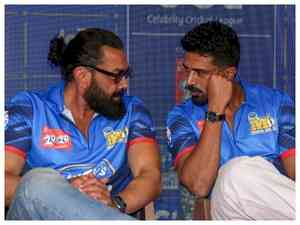 Saqib Saleem flexes his biceps to Bobby, talks about his love for cricket
