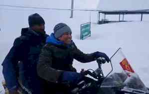 Sachin Tendulkar enjoys snowfall in Kashmir, to visit Kaman Post at LoC