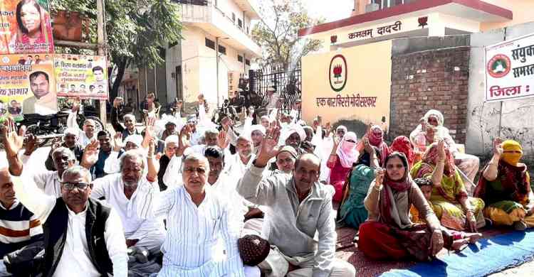 एमएसपी की गारंटी को लेकर दादरी में भाजपा कार्यालय का घेराव किया।