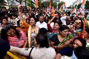 Scuffle breaks out between women Congress members and police in Bhubaneswar