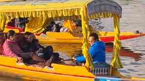 Sachin Tendulkar pays obeisance at Hazratbal, Shankaracharya temple in Srinagar; takes Shikara ride