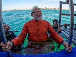 Gujarat: PM Modi offer prayers at submerged Dwarka city