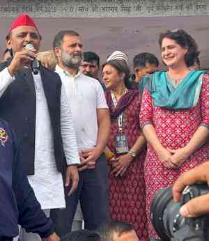 Akhilesh joins Rahul's Bharat Jodo Nyay Yatra in Agra