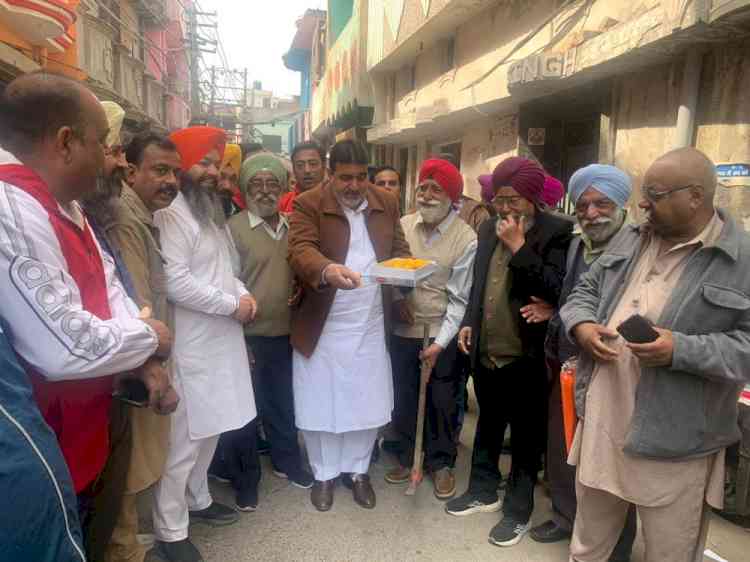 MLA Prashar kickstarts project to install tubewell in Islam Ganj 