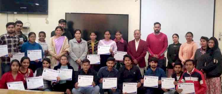 विज्ञान दिवस प्रश्नोत्तरी प्रतियोगिता में सानू, रजनी व विधि की टीम बनी विजेता