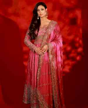 Shweta Tiwari picture of elegance in pink Anarkali set; lotus emojis in caption