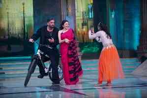 Suniel Shetty takes lessons in making reels from 'Dance Deewane' contestants