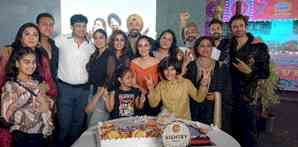 Avinesh Rekhi, Tanisha Mehta cut cake for 100 episodes of 'Ikk Kudi Punjab Di'