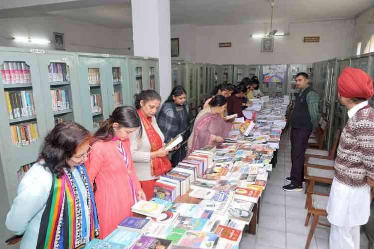 PCM SD College for Women holds Book Exhibition by Kalyani Publishers
