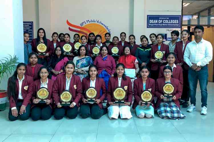 अंतर विश्वविद्यालय सांस्कृतिक महोत्सव स्पंदन में बीपीएसएमवी की टीम ओवरऑल तीसरे स्थान पर रही