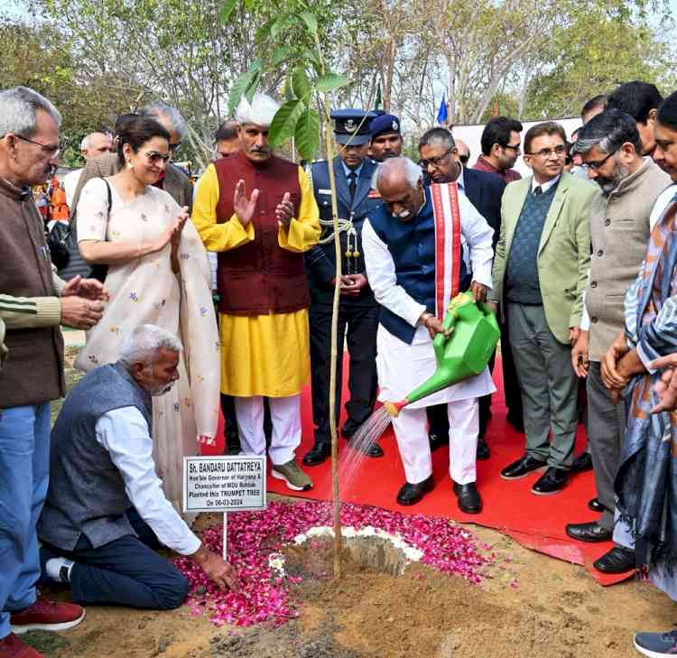 गो-ग्रीन का संदेश बुलंद करते हुए राज्यपाल-कुलाधिपति बंडारू दत्तात्रेय ने एमडीयू परिसर में पौधारोपण किया