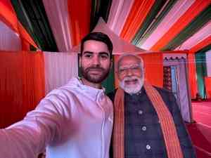 In Srinagar, beneficiary Nazim takes selfie with PM Modi