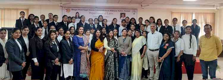 एडिशनल सिविल जज डॉ रेणु सोलखे ने छात्राओं को महिला अधिकारों के प्रति जागरूक किया