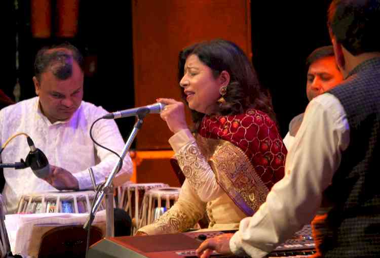 Rinku Kalia wins hearts at live concert