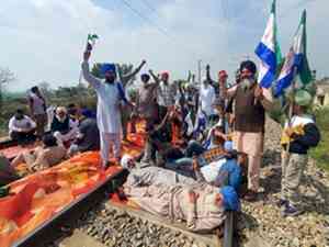 Protesters resort to 'rail roko' agitation in Punjab