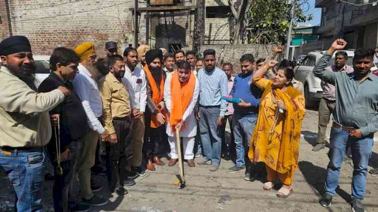MLA Prashar kick starts project to reconstruct roads in Textile colony 