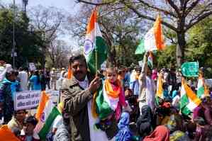 CAA row: Hindu migrants protest against Cong, breach police barricades