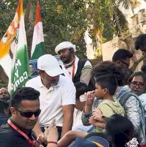 Rahul, Priyanka reach out to child who fell during Nyay Yatra in Mumbai