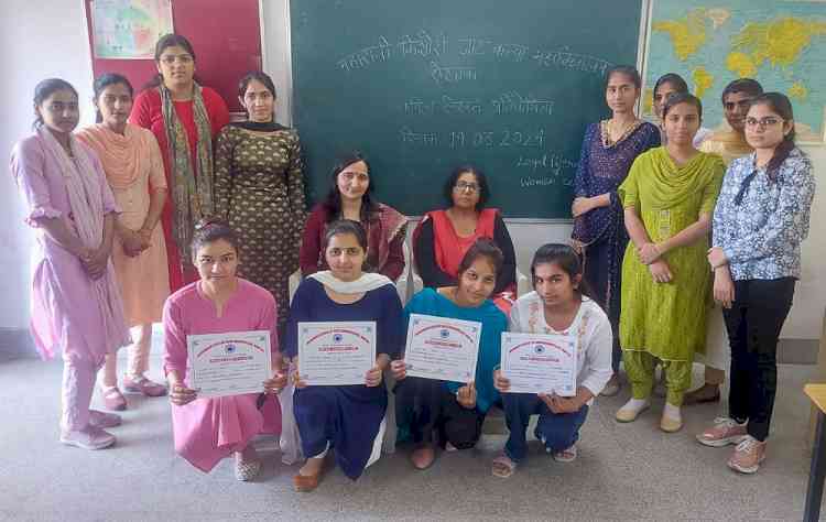 स्वरचित कविता प्रतियोगिता में अमीषा प्रथम