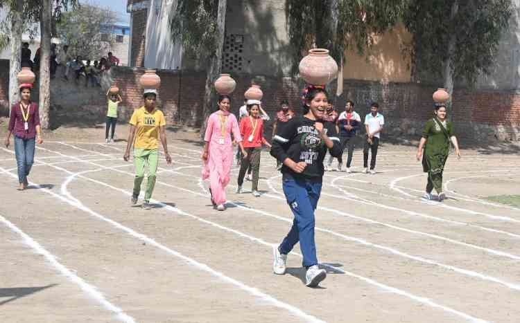 जैवलिन थ्रो में भावना, लेमन रेस में राखी, थ्री लेग रेस में रिंकी व दीपांशी ने मारी बाजी