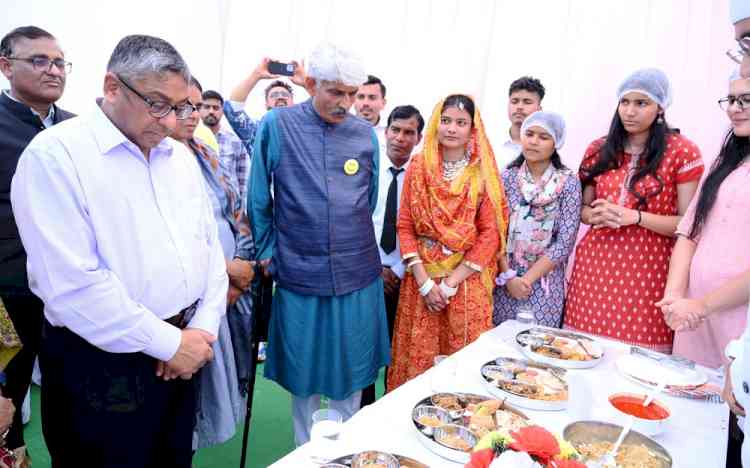 भारत के पकवानों के विविध रंग व खुशबू छाई एमडीयू के रंग व्यंजन कार्यक्रम में।