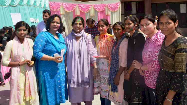 सभी बेटियों का जीवन होली के रंगों की भांति रौनक रहेः कुलपति प्रो सुदेश