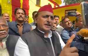 UP: SP chief Akhilesh Yadav meets Azam Khan in Sitapur jail