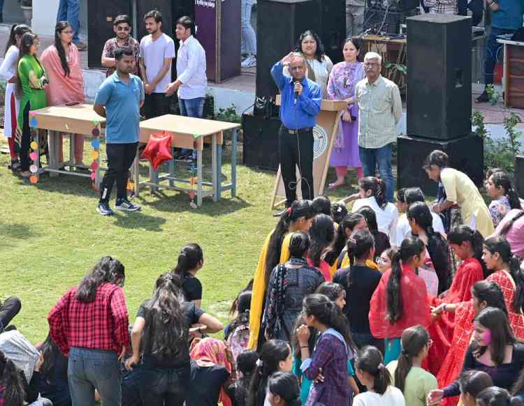 हिंदू कॉलेज में रंग महोत्सव आयोजित