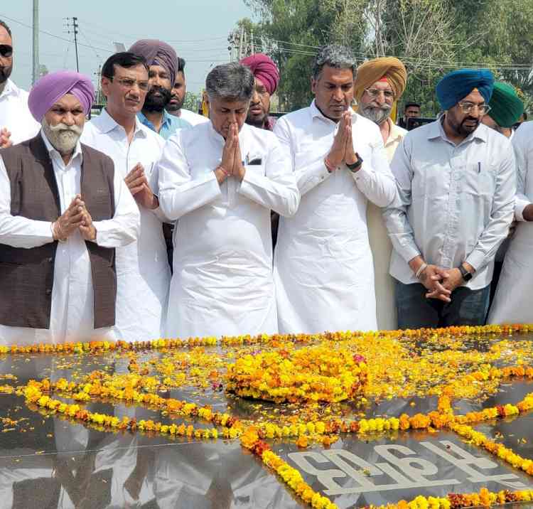 सांसद मनीष तिवारी ने गांव खटकड़ कलां में श्रद्धांजलि भेंट कर शहीदों को किया याद