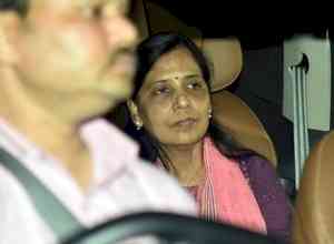 Wife Sunita meets Arvind Kejriwal at ED office for 3rd time 