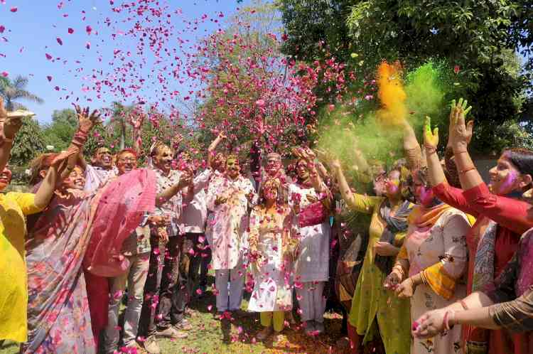 गुजवि में मनाई फूलों की होली