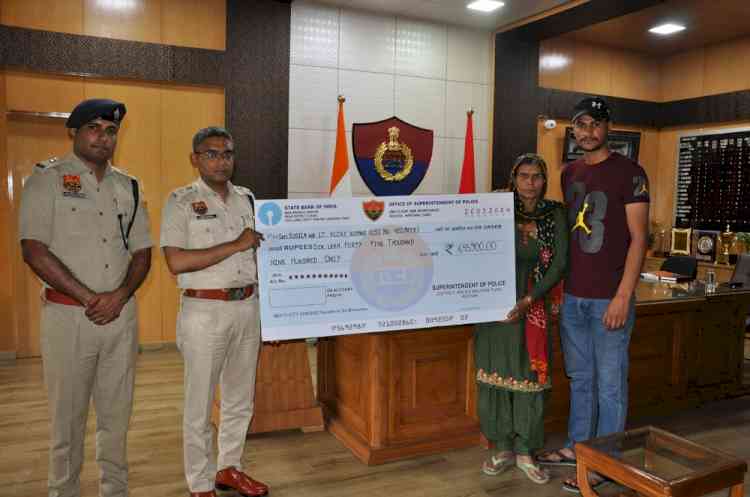 रोहतक पुलिस ने मृतक उप.नि. विजय कुमार के परिवार को दी 6 लाख 45 हजार 900 रुपये की आर्थिक सहायता