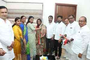 Hyderabad Mayor Vijayalaxmi joins Congress