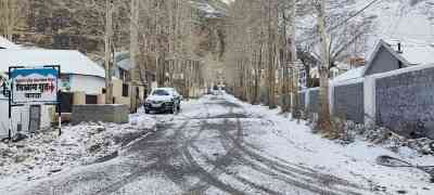 Himachal temperatures dip as Manali receive snow