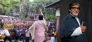 Amitabh shares pic of ‘Jalsa ka dwar’ as fans gather outside bungalow