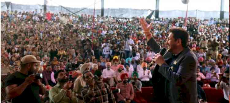 Legendary Gurdas Maan Ignites Passion for Punjab Culture in Spectacular Finale of Inter-University National Youth Festival at PAU 