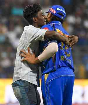  IPL 2024: Hardik Pandya booed again after dropping a difficult catch; pitch invader hugs rohit