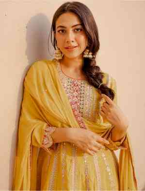 Reem Shaikh channels her inner ‘shaayar’ as she strikes a pose in bright salwar suit