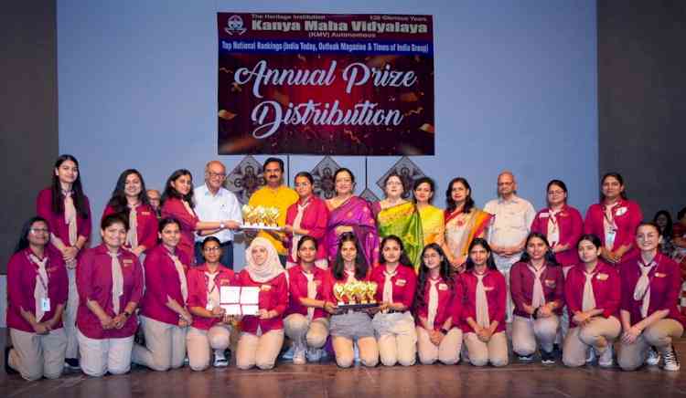 KMV distributes 700 prizes to scholars in Annual Prize Distribution Function